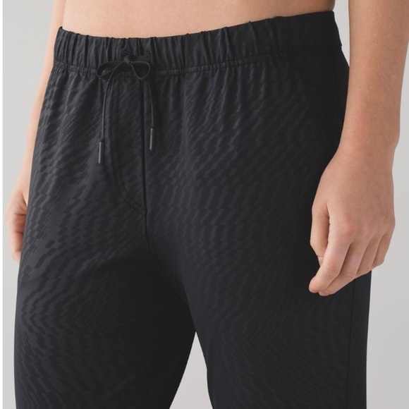 Lululemon Jet Crop Slim Luxtreme Shifted Horizon Embossed Black Jogger Pants - Picture 14 of 14